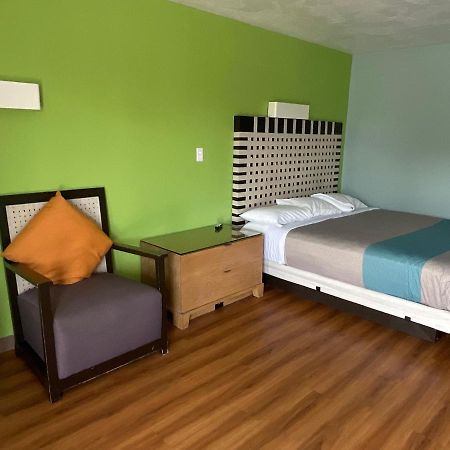 Country Yard Inn And Suites Сайкстон Экстерьер фото